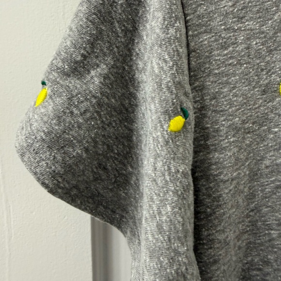 Anthro/TLa Gray Heathered V-Neck Tee with Lemon Print Sz S. Slightly Oversized - Picture 4 of 5